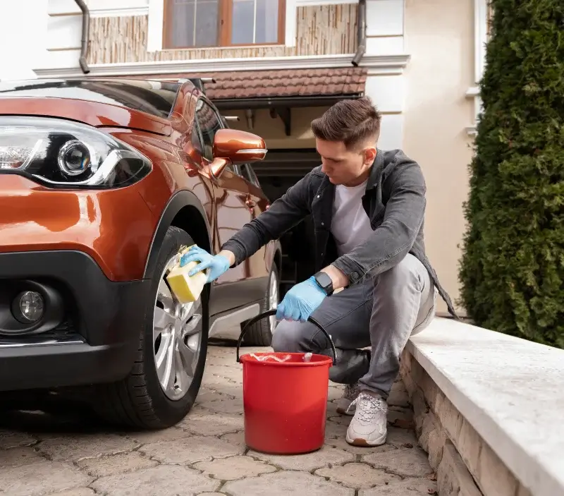 Lavage auto à domicile Port-Mort : professionnel intervenant sur un véhicule